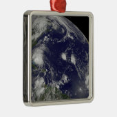 バハマを通過するハリケーン・アイリーン。 メタルオーナメント (右)