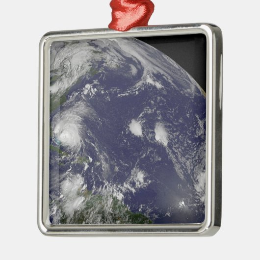 バハマを通過するハリケーン・アイリーン。 メタルオーナメント (左)