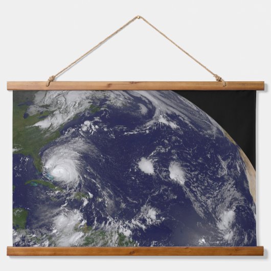 バハマを通過するハリケーン・アイリーン。 吊り下げ型タペストリー (正面)