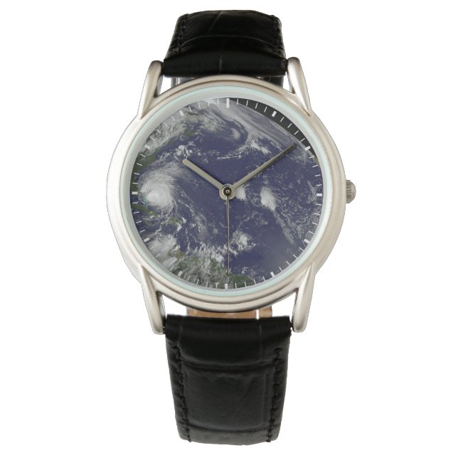 バハマを通過するハリケーン・アイリーン。 腕時計 (正面)