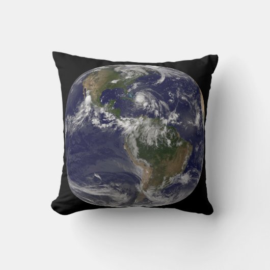 バハマ上空のハリケーン・アイリーンと完全な地球。 クッション (正面)