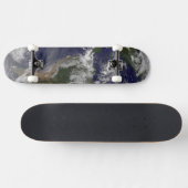 バハマ上空のハリケーン・アイリーンと完全な地球。 スケートボード (横)