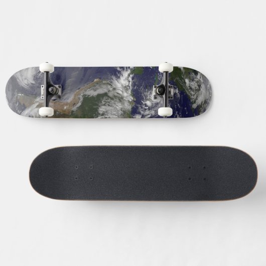 バハマ上空のハリケーン・アイリーンと完全な地球。 スケートボード (横)