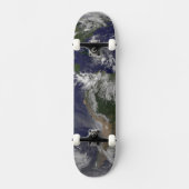 バハマ上空のハリケーン・アイリーンと完全な地球。 スケートボード (正面)