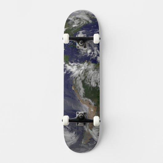 バハマ上空のハリケーン・アイリーンと完全な地球。 スケートボード (正面)