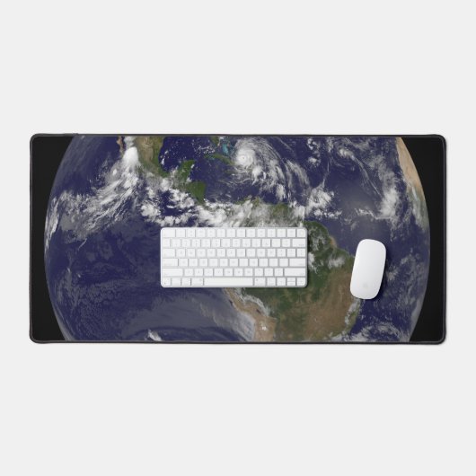 バハマ上空のハリケーン・アイリーンと完全な地球。 デスクマット (キーボード&マウス)