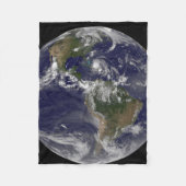 バハマ上空のハリケーン・アイリーンと完全な地球。 フリースブランケット (正面)