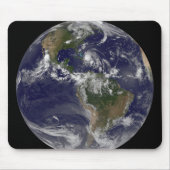 バハマ上空のハリケーン・アイリーンと完全な地球。 マウスパッド (正面)