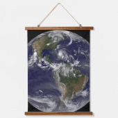 バハマ上空のハリケーン・アイリーンと完全な地球。 吊り下げ型タペストリー (正面)