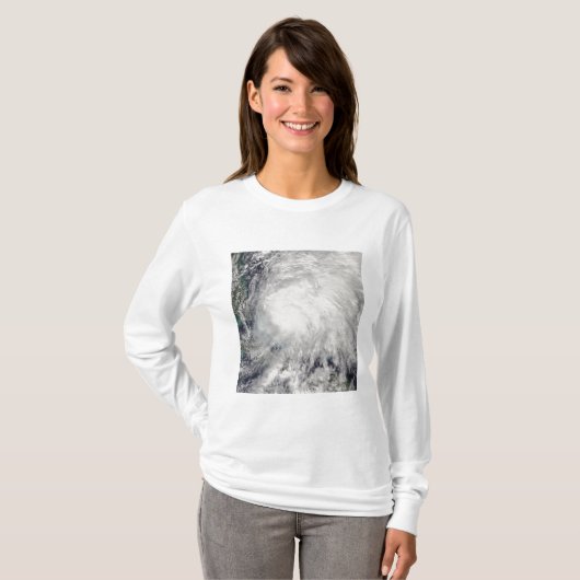 バハマ上空の熱帯性風雨 Tシャツ (正面フル)