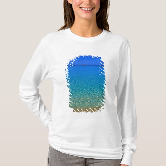 バハマ、エクスマ諸島の青い海 Tシャツ (正面)