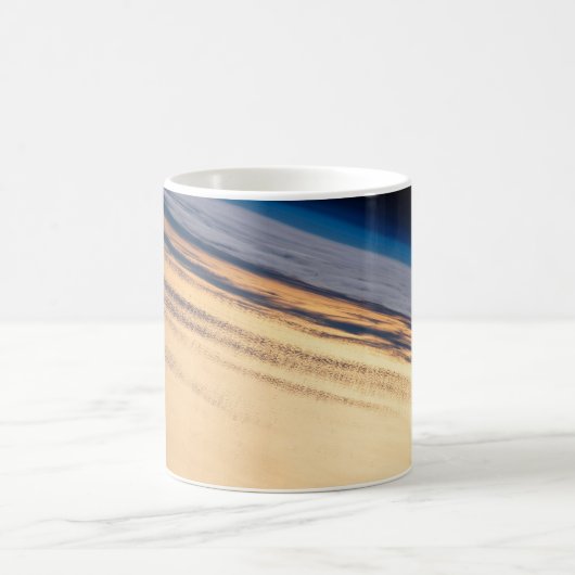 バハ・カリフォルニアの海岸沖の公転の夕日 コーヒーマグカップ (中央)