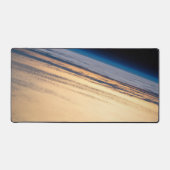 バハ・カリフォルニアの海岸沖の公転の夕日 デスクマット (正面)