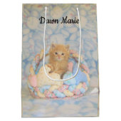 バフィントンのイースターバスケット – ネコ/キットン抱き枕 ミディアムペーパーバッグ (裏面)