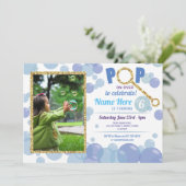 バブポップ・アートのル誕生日ブルーフォトグリッター金ゴールド 招待状 (スタンド正面)