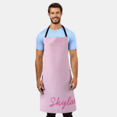 バブルガムピンクホットピンク名前をカスタムするモノグラム エプロン (着用した状態)