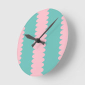 バブルグムピンクとティール（緑がかった色）、パタユニークーン、コテージ ラウンド壁時計 (傾斜)