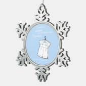 バプテスマの孫がベビーブルーでスーツパーソナライズされた スノーフレークピューターオーナメント (右)