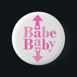 バベベビー 缶バッジ<br><div class="desc">ベビーの上にBABEという単語をフィーチャーした私たちの可愛いBABEベビー妊婦のデザイン、ハートをママに向けた矢印、ハートをベビーに向けた矢印とベビーを持っていることを世界に知らせなさい。素晴らし妊婦への贈り物Tシャツとアパレル！ピンクインクアートオリジナル!</div>