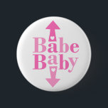 バベベビー 缶バッジ<br><div class="desc">ベビーの上にBABEという単語をフィーチャーした私たちの可愛いBABEベビー妊婦のデザイン、ハートをママに向けた矢印、ハートをベビーに向けた矢印とベビーを持っていることを世界に知らせなさい。素晴らし妊婦への贈り物Tシャツとアパレル!ピンクインクアートオリジナル!</div>