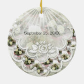 バラおよびレースの婚約の発表のオーナメント セラミックオーナメント (裏面)