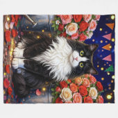 バラでいっぱいのバケツと猫 フリースブランケット (正面(横))