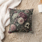 バラで刈り取る – ゴシックフローラスカル枕 クッション (ブランケット)