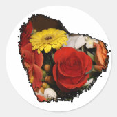 バラとデイジージャグドエッジハートフローラブーケ ラウンドシール (正面)