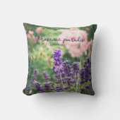 バラとプロヴァンス・ガーデンのラベンダーの花 クッション (正面)