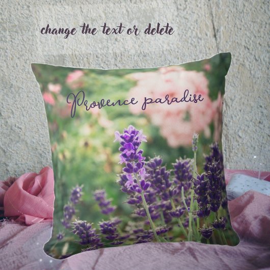 バラとプロヴァンス・ガーデンのラベンダーの花 クッション