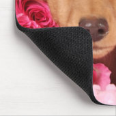 バラによって囲まれるダックスフントの子犬 マウスパッド (コーナー)