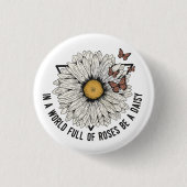 バラに満ちた世界でデイジー 缶バッジ (正面)
