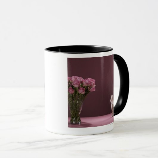 バラのつぼを見ている子ネコ マグカップ (正面右)