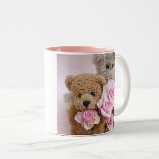 バラのコーヒー・マグを握っている2つのテディー・ベア ツートーンマグカップ (正面右)