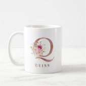 バラのゴールドの花とイニシャルQのモノグラム コーヒーマグカップ (左)