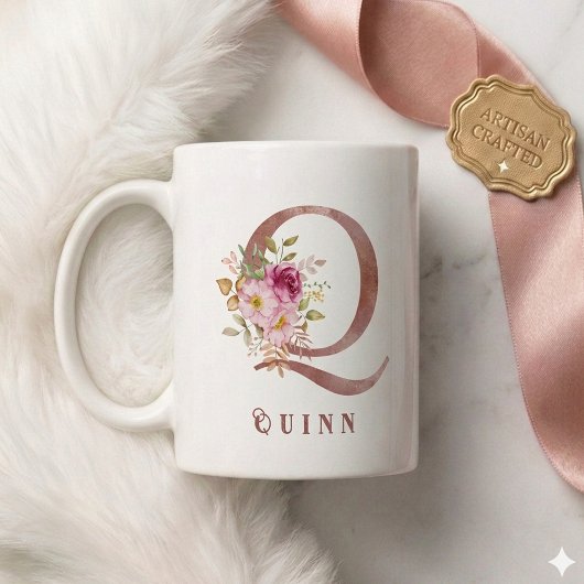バラのゴールドの花とイニシャルQのモノグラム コーヒーマグカップ