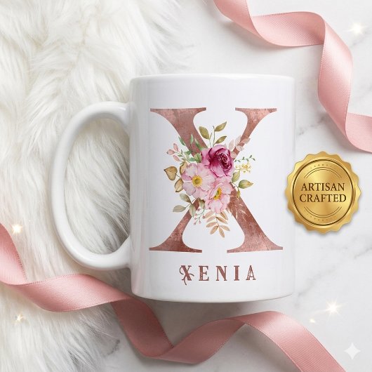 バラのゴールドの花とイニシャルXのモノグラム コーヒーマグカップ