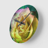 バラのパーソナライズ可能なメッセージと名前のウォールクロック ラウンド壁時計 (傾斜)