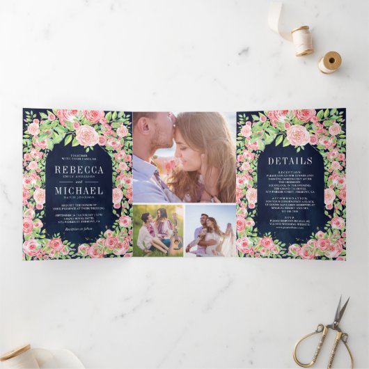 バラのピンクのアーチ写真コラージュ ネイビーのウェディング 三つ折り招待状 (内部)