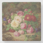 バラのピースが蝶と森の床で ストーンコースター (正面)