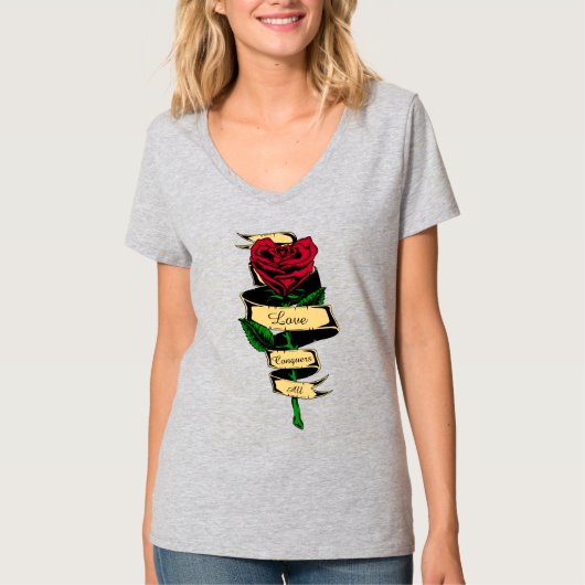 バラのラブ・コンカーズ・オール レディース Tシャツ (正面)