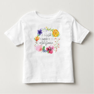 バラの分野では、彼女は野生の花のTシャツです トドラーTシャツ