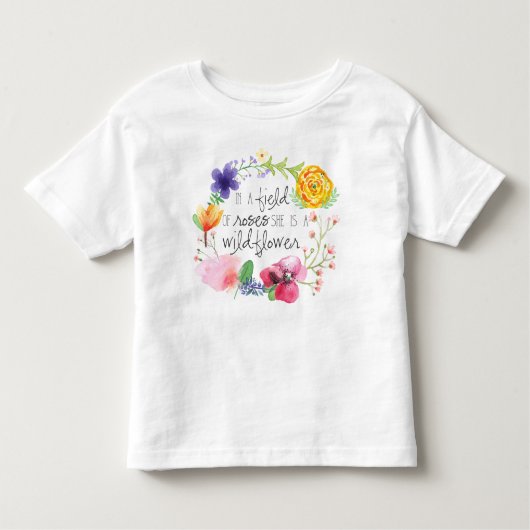 バラの分野では、彼女は野生の花のTシャツです トドラーTシャツ (正面)