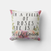 バラの分野で彼女は野生の花の枕です クッション (正面)