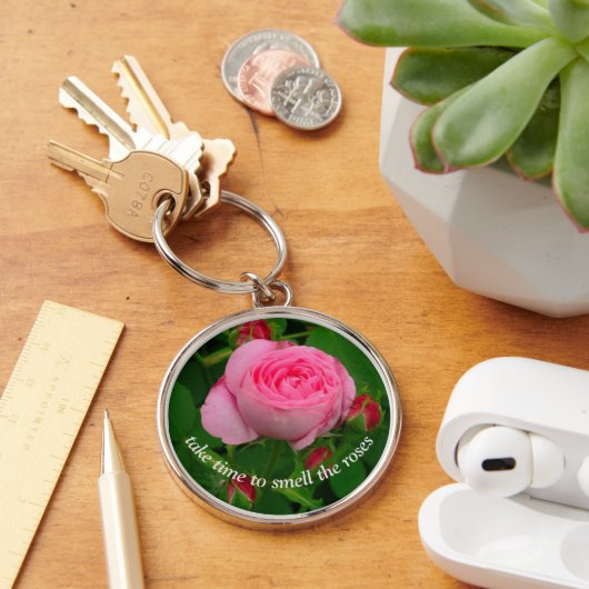 "バラの匂いを嗅ぐのに時間がかかる"素敵なピンクのローズケ キーホルダー (デスク)