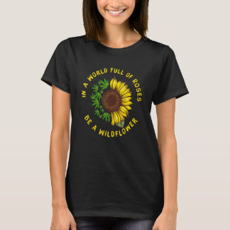 バラの多い世界で野花のひまわりになる Tシャツ