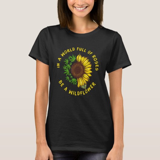 バラの多い世界で野花のひまわりになる Tシャツ (正面)