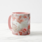 バラの花に包まれたかわいい白猫のマグカップ マグカップ (正面左)