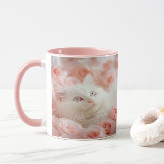 バラの花に包まれたかわいい白猫のマグカップ マグカップ (ドーナツ)