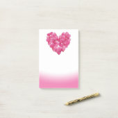 バラの花びらのハートのピンクはポスト・イット衰退します ポストイット (デスク上)